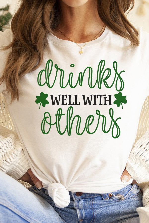 ST PATTY'S DRINKS WELL WITH OTHERS TEE